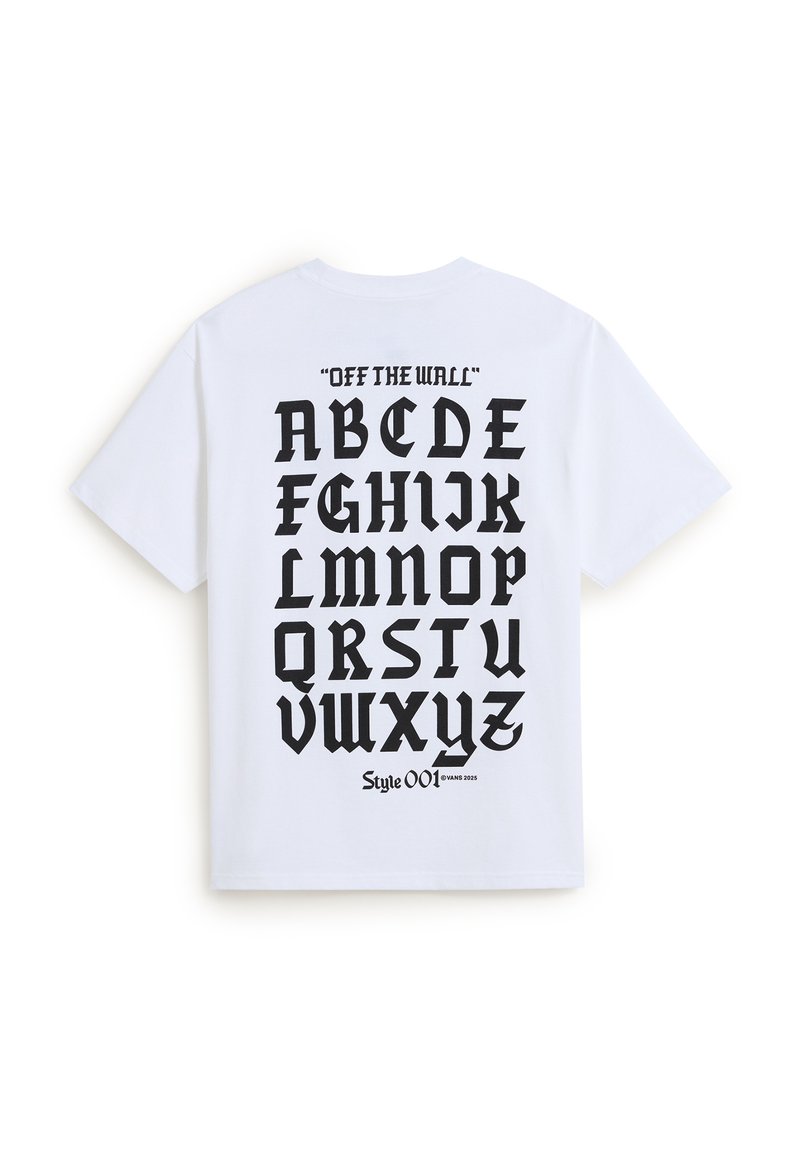 Witte t-shirt met korte mouwen, bedrukt met zwarte gothic-stijl letters en de tekst "OFF THE WALL" en "Style 001 ©VANS 2025" op de achterkant.