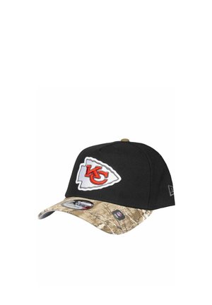 Schwarze Baseballkappe mit Kansas City Chiefs-Logo und camouflagegemustertem, gebogenem Schirm, mit New Era- und NFL-Etiketten.