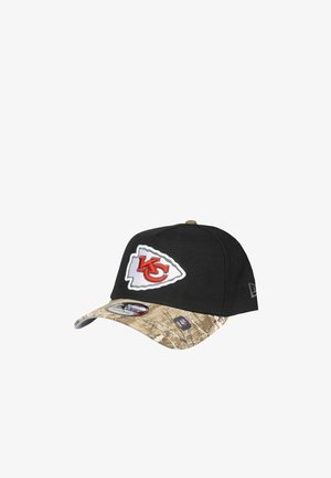 Schwarze Baseballkappe mit Kansas City Chiefs-Logo und camouflagegemustertem, gebogenem Schirm, mit New Era- und NFL-Etiketten.