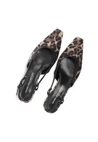 Puntige slingback-hakken in een luipaardprint stof met zwarte leren accenten en een open hielontwerp. Beschikt over een verstelbare band voor een goede pasvorm.