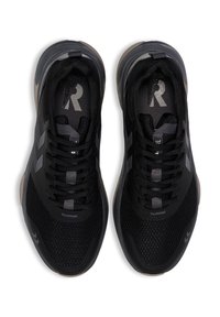 Zwarte sportieve schoenen met een bovenwerk van mesh, platte veters, grijze accenten en een tan rubberen zool. Logo op de tong en het zijpaneel.