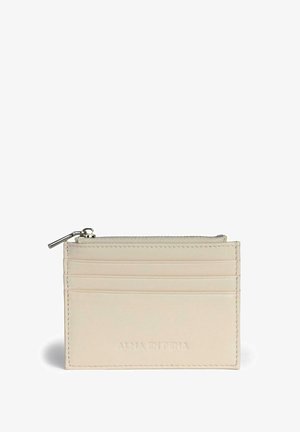 Crème leren kaarthouder met een ritsvak, vier kaartsleuven en een geperst logo. Gladde textuur en minimalistisch ontwerp.