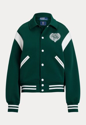 Veste de style universitaire verte en tissu doux, avec des rayures blanches, fermeture à boutons et un blason brodé sur la poitrine.