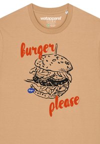 Beige T-shirt met een zwart-witte hamburgerillustratie en de tekst "burger please" in vet rood, en een klein blauw etiket met "burger."