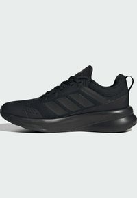 Chaussures de sport noires avec tige en maille, accents texturés et trois bandes sur le côté. Semelle rembourrée pour un meilleur soutien.