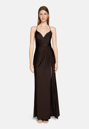 Robe de soirée noire en tissu lisse, avec un décolleté en V profond, une taille froncée et une fente latérale pour plus de détail.