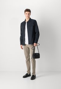 BOSS SLIM - Nohavice chinos - open brown