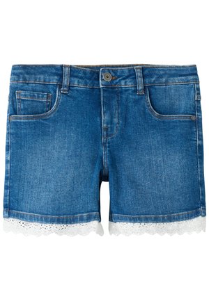 Mėlyni džinsiniai šortai su priekinėmis kišenėmis, užsegami mygtukais, diržo kilpomis ir baltu nėrinių apvadu palei apačią.