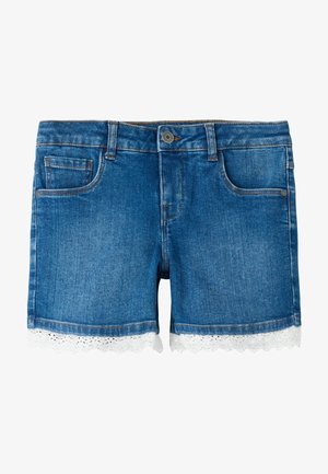 Modré džínové šortky s předními kapsami, zapínáním na knoflíky, poutky na opasek a bílou krajkovou ozdobou podél lemu.