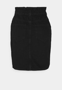 Jupe en jean noir avec une taille élastique froncée, deux poches arrière, une couture centrale à l'arrière et une coupe droite.