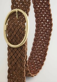 Brun vävd läderbälte med en oval guldspänne, med en strukturerad yta och flätad design.