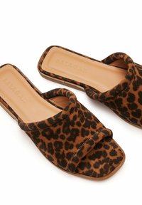Leopardmønstrede slide-sandaler med flad sål, lavet af blødt suede, med en bred rem og et firkantet tådesign. Mærkenavn præget indeni.