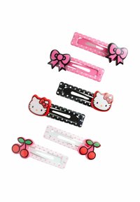 Färgglada hårklipp visade, med mönster av rosetter, körsbär och Hello Kitty i rosa, svart och rött, arrangerade i två rader.