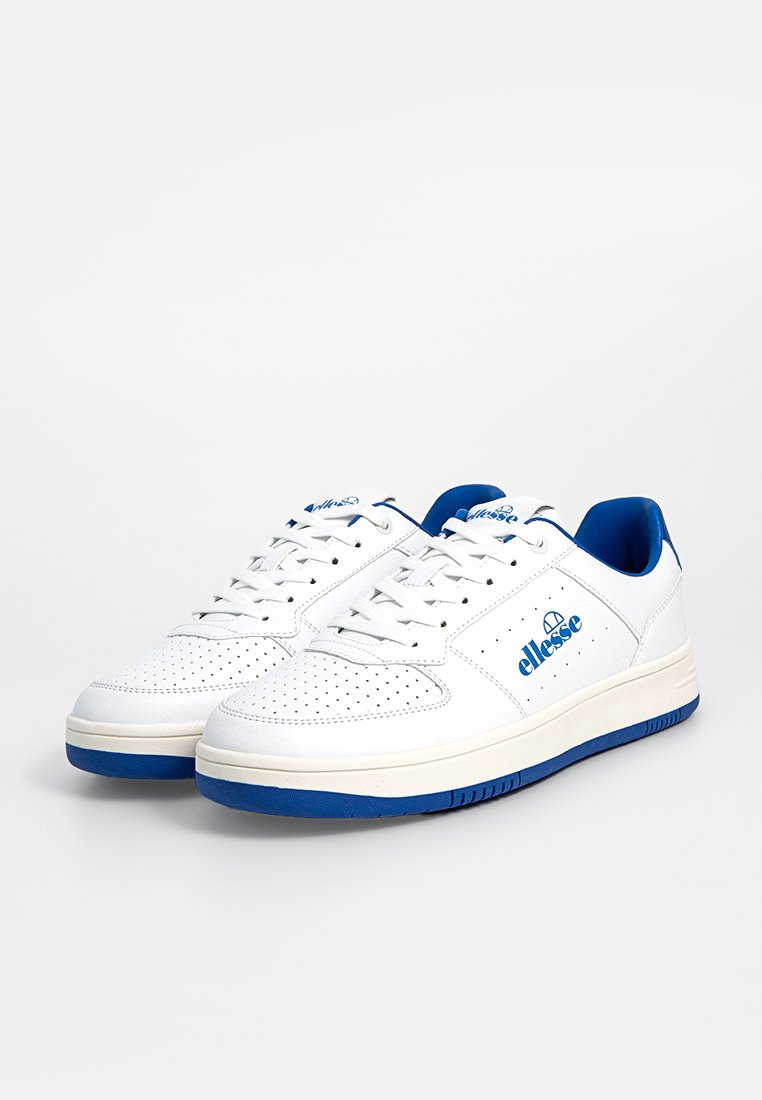 Zapatillas deportivas blancas con acentos azules, con detalles perforados, cordones planos y una suela de goma texturizada. Logo de la marca en el lateral.