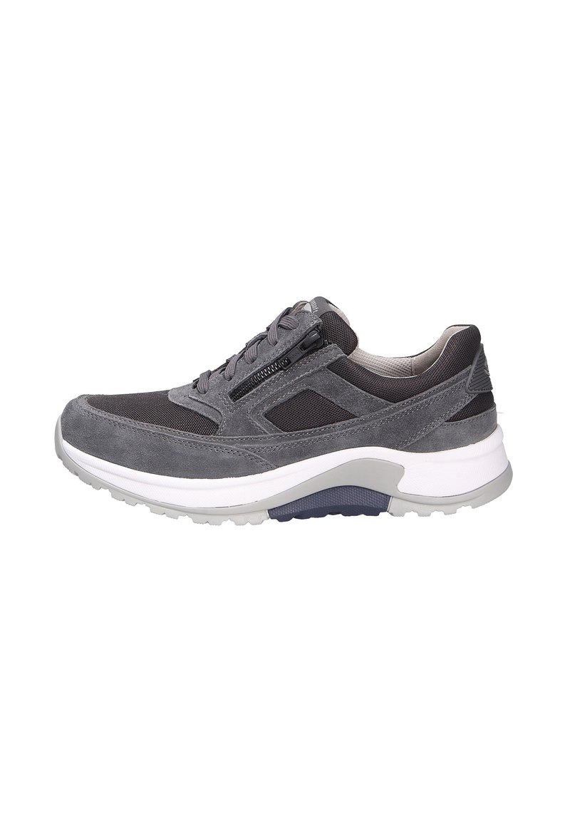 Scarpa sportiva grigia realizzata in suede e mesh, dotata di chiusura con zip, suola imbottita e suola in gomma bianca e grigia.