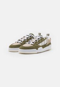 adidas Originals ADI2000 - Sneakers basse - focus olive/crystal white/wonder beige