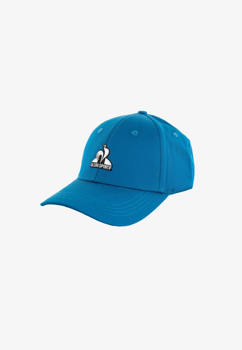 Gorra de béisbol turquesa hecha de algodón con visera curvada, que presenta un logo en blanco y negro en la parte frontal. Incluye seis agujeros de ventilación.
