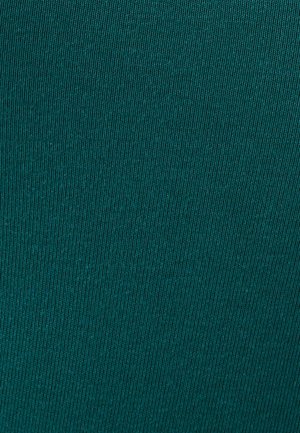 Teal stof met een getextureerd, geribbeld oppervlak. Materiaal lijkt glad met verticale strepen; uniforme kleur zonder zichtbare patronen of accenten.