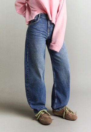 Bershka BARREL  - Túlméretezett farmernadrág - dark blue