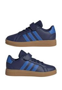 Zapatillas azul marino con parte superior de cuero sintético, franjas azules, suela de goma, cierre con cordones y velcro. Diseño de corte bajo, con cuello acolchado.