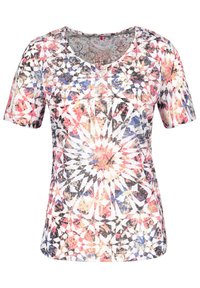 Camiseta de manga corta con escote en V en tejido ligero con un patrón geométrico abstracto en tonos rosa, azul y negro.