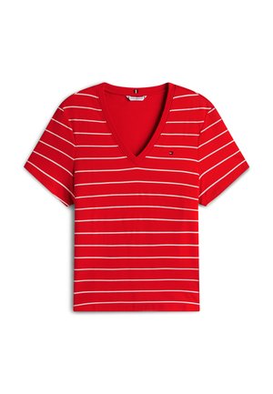 Rød v-hals t-skjorte med hvite horisontale striper. Korte ermer, mykt stoff, med en liten logo på venstre bryst. Avslappet design.