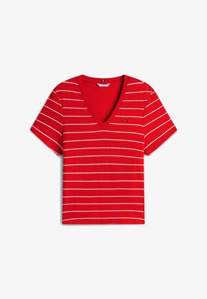 Rød v-hals t-skjorte med hvite horisontale striper. Korte ermer, mykt stoff, med en liten logo på venstre bryst. Avslappet design.