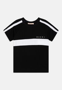 Svart kortärmad t-shirt med ett vitt horisontellt rand över bröstet och en logotyp med ordet "MARNI" i vit text.