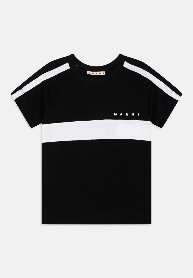 Svart kortärmad t-shirt med ett vitt horisontellt rand över bröstet och en logotyp med ordet "MARNI" i vit text.