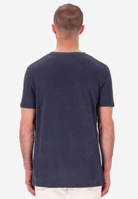 T-shirt blu navy a maniche corte realizzata in tessuto morbido, con scollo rotondo e orlo dritto, e una vestibilità comoda sul retro.