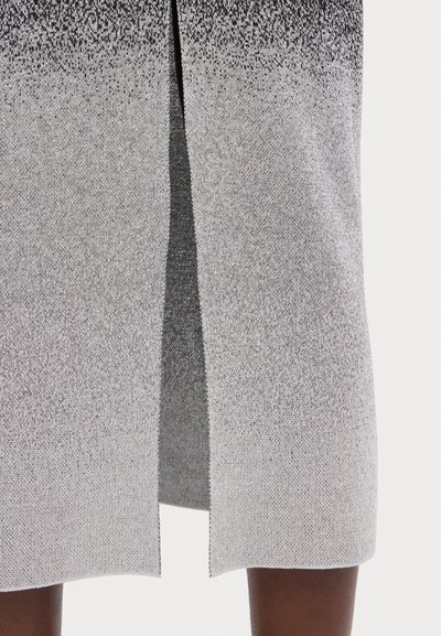Fustă tricotată gri cu un design ombre, având un gradient subtil de la negru la argintiu, o deschidere centrală și un material texturat.