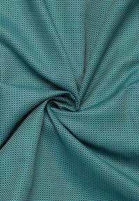 Struktureret stof i teal og grøn med et lille geometrisk mønster, der viser en blød vævning og glat overflade.