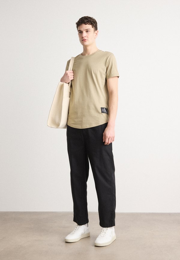 BADGE TURN UP SLEEVE - Basic T-shirt - tree house3