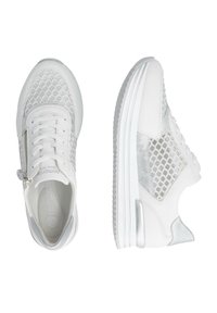 Weiße Sneakers mit einem Obermaterial aus Mesh mit hexagonalem Muster, einem Reißverschluss und einer gepolsterten Sohle. Glatte Akzente in Hellgrau verbessern das Design.