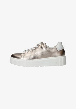 Zapatilla metálica dorada con cordones y talón blancos. Cuenta con una suela blanca texturizada y una superficie superior lisa, destacando un diseño minimalista.