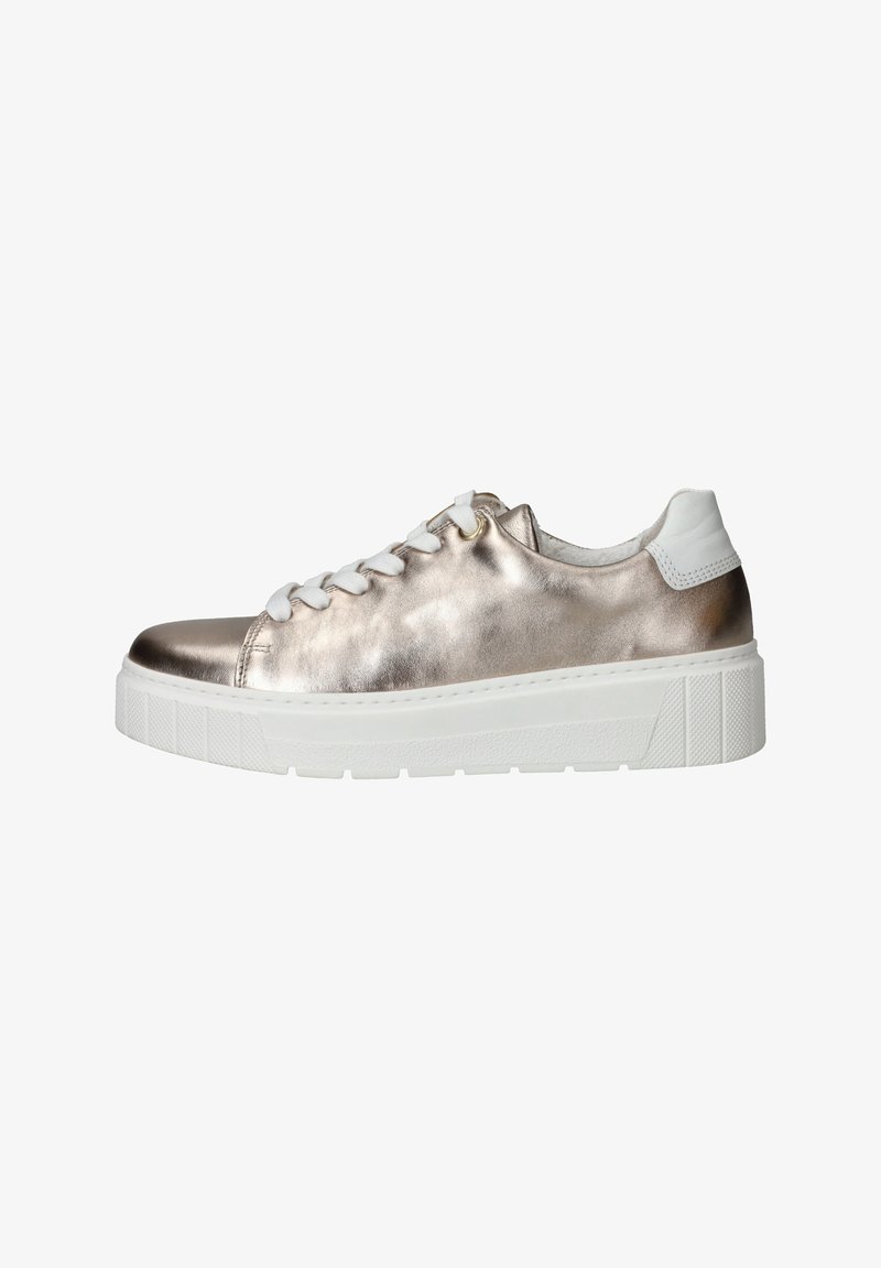 Metallic guld sneakers med hvide snører og hæl. Har en struktureret hvid sål og en glat overflade, der fremhæver det minimaliske design.