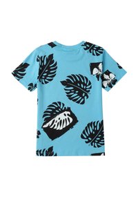 Camiseta de algodón azul con patrones de hojas y flores tropicales en blanco y negro, mangas cortas y un cuello redondo estándar.