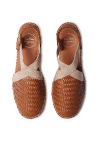 Espadrilles en cuir marron avec un matériau tressé, dotées de brides croisées en toile beige et d'un design à bout rond. Doublure intérieure lisse.