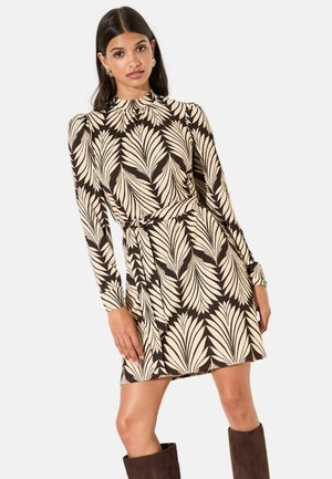 Langärmliges Kleid mit hohem Kragen, cremefarbenem Hintergrund und markanten braunen Blattmustern, tailliert mit einem Bindeband.