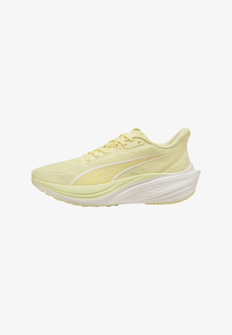 Zapatillas de running de color amarillo claro con parte superior de malla texturada, sutiles acentos blancos, suela acolchada etiquetada como "PROFOAM" y un diseño aerodinámico.