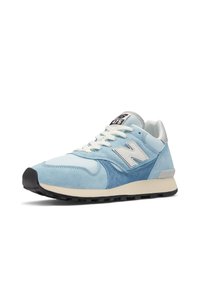 Hellblaue Sneaker aus Wildleder und Mesh-Materialien, mit rundem Zehenbereich, weißen Akzenten, schwarzer Gummisohle und einem Logo auf der Zunge.