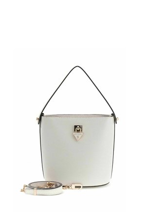 Sac à main blanc de style seau avec bordure noire, garnitures couleur or, logo Guess, poignée supérieure et bandoulière détachable enroulée à côté.