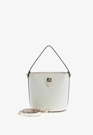 Borsa a secchiello bianca con rifiniture nere, ferrature color oro, logo Guess, manico superiore e tracolla removibile arrotolata accanto.