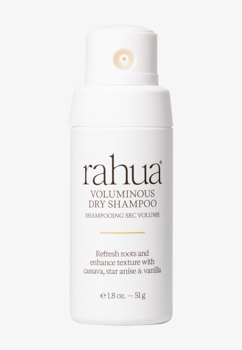 Flacone spray shampoo secco Rahua Voluminous con testo che evidenzia manioca, anice stellato, vaniglia e volume di 51 g (1,8 oz) per rinfrescare le radici.