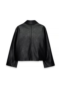Melna mākslīgās ādas jaka ar garām piedurknēm, īss griezums un vienkāršas šuvju detaļas aizmugurē, izvietota plakani uz balta fona.