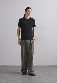 Helmut Lang EMBOSSED TEE ROUNDED - Camiseta básica - black