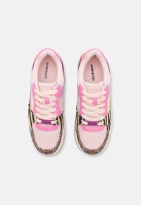 Baskets multicolores présentant un mélange de mesh rose, de tissu imprimé zèbre et d'accents violets. Comprennent une fermeture à lacets et un col rembourr é.