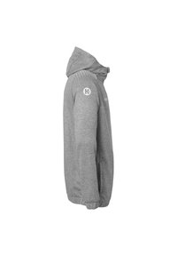 Grijze hoodie met een textuurdesign op de schouders, elastische manchetten en een logo op de mouw. De stof lijkt zacht en casual.