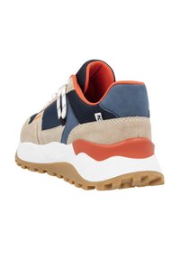 Baskets pour hommes avec un mélange de daim bleu, beige et orange, ainsi que du mesh. Semelle intermédiaire épaisse blanche, semelle extérieure en caoutchouc avec un relief texturé.