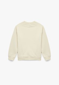 Jasno beżowy sweter z długimi rękawami, okrągłym dekoltem oraz ściągaczami przy mankietach i na dole. Gładka tekstura i minimalistyczny design. Bez grafik.